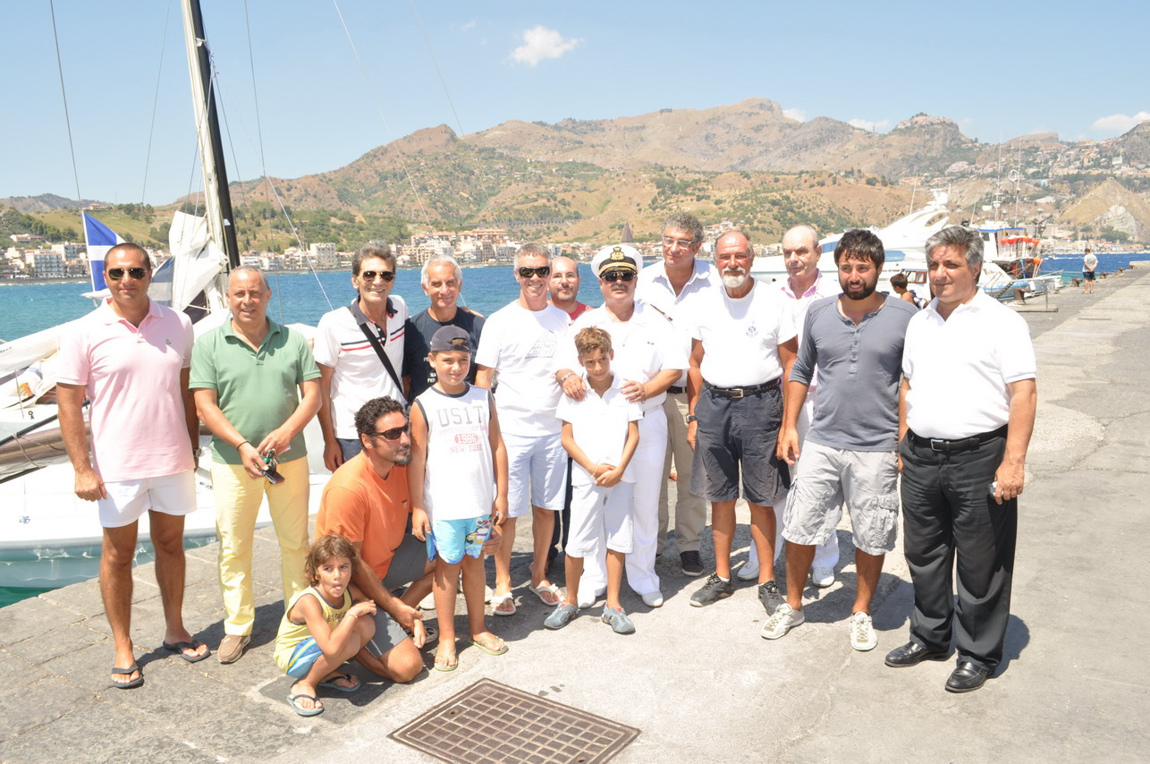 Foto di gruppo con la Barca fotovoltaica Marbelle 615